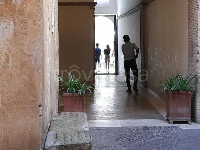 Appartamento in affitto a Roma via del Governo Vecchio, terrazzo, parzialmente arredato, ristrutturato TrovaCasa