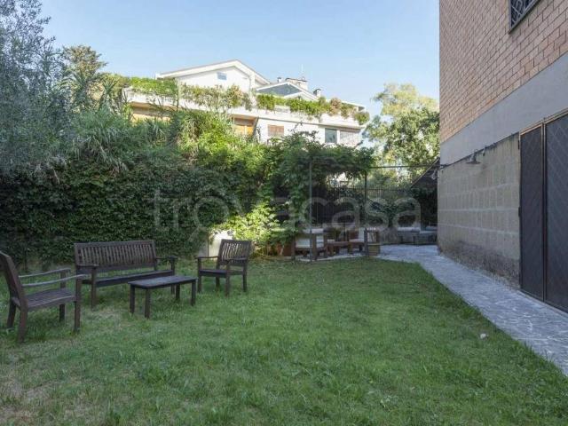Appartamento in affitto a Roma via Della Mendola, giardino privato, parzialmente arredato, balcone TrovaCasa