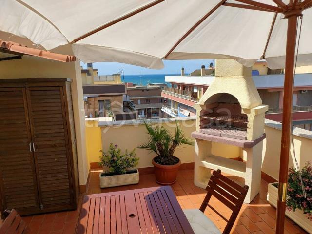 Appartamento in affitto a Roma via della Corazzata, arredato, terrazzo, vista mare TrovaCasa