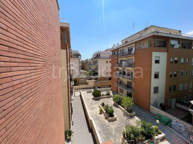 Appartamento in affitto a Roma via Emilio Albertario, arredato, luminoso, balcone TrovaCasa