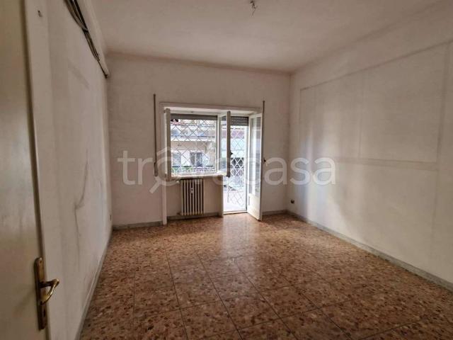 Appartamento in affitto a Roma via Fabio numerio, non arredato/vuoto, posto auto, box TrovaCasa