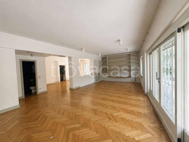 Appartamento in affitto a Roma via Giacinta Pezzana, non arredato/vuoto, giardino privato, box TrovaCasa