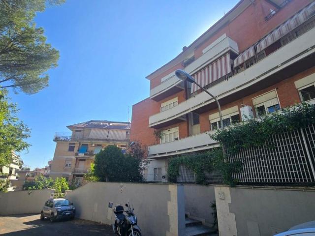 Appartamento in affitto a Roma via Leopoldo Pilla 55, posto auto, ascensore, luminoso TrovaCasa
