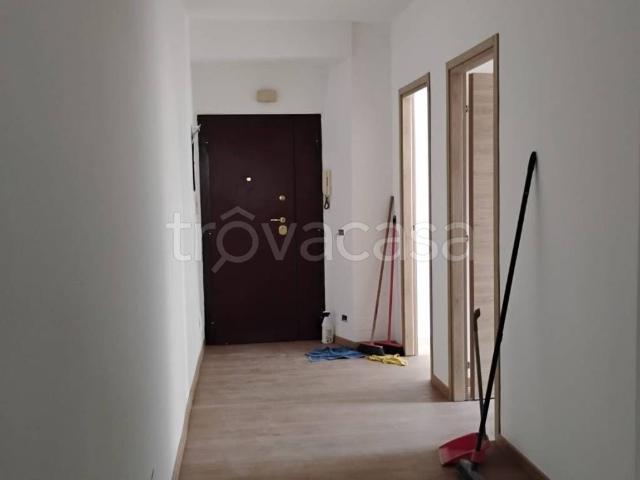 Appartamento in affitto a Roma via Lettopalena, non arredato/vuoto, giardino privato, posto auto TrovaCasa