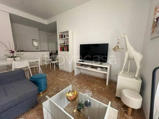 Appartamento in affitto a Roma via Roccaporena, non arredato/vuoto, servizio di portineria, balcone TrovaCasa