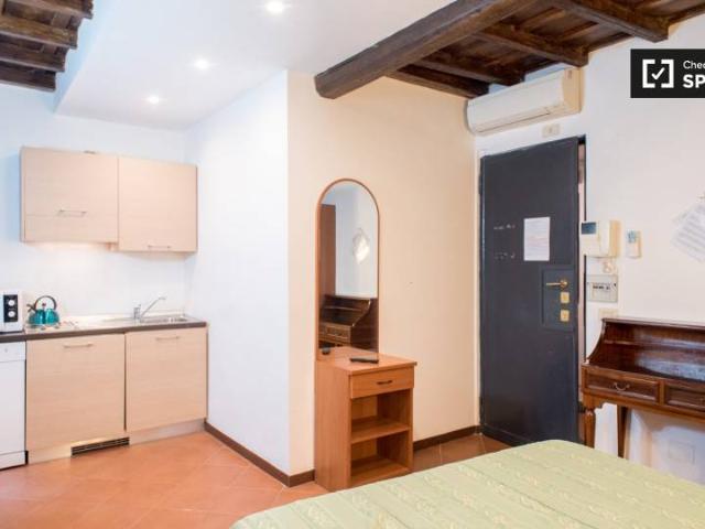 Appartamento in affitto a Roma via Zucchelli Int 5, Barberini