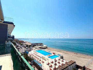 Appartamento in affitto a Salerno via Lungomare Cristoforo Colombo, 323, non arredato/vuoto, vista mare, ascensore TrovaCasa