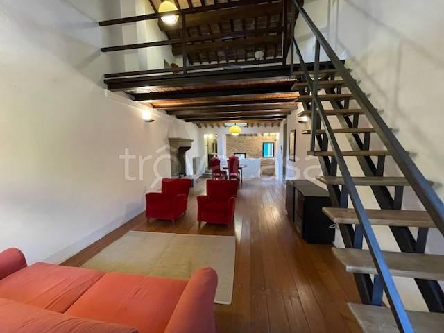 Appartamento in affitto a Sansepolcro piazza Torre di Berta, arredato, centrale, soppalco TrovaCasa