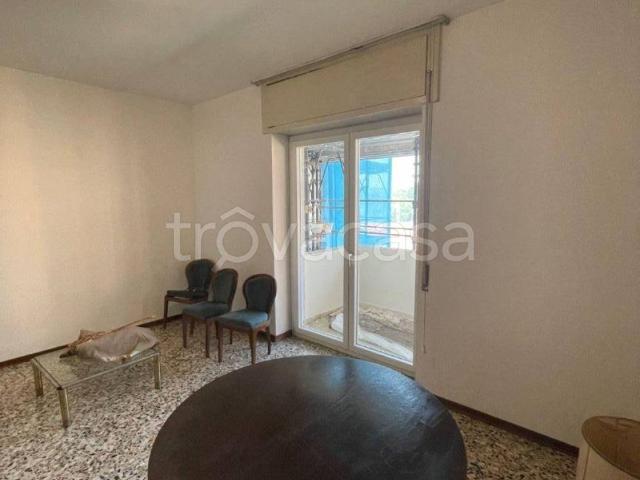 Appartamento in affitto a Sesto Calende piazza Giuseppe Mazzini, arredato, terrazzo, ascensore TrovaCasa