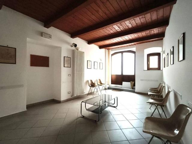 Appartamento in affitto a Sigillo ufficio Via Borghesi, 26, arredato, ristrutturato, studio TrovaCasa
