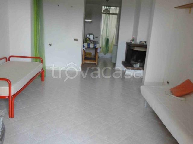 Appartamento in affitto a Soriano nel Cimino via Giuseppe Di Vittorio, 20, giardino privato, terrazzo, caminetto TrovaCasa