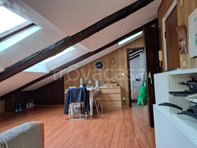Appartamento in affitto a Torino corso Re Umberto, arredato, terrazzo, ascensore TrovaCasa