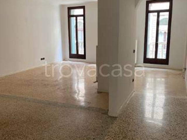 Appartamento in affitto a Treviso, non arredato/vuoto, riscaldamento autonomo, ascensore TrovaCasa