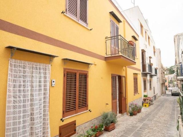 Appartamento in affitto a Ustica PA