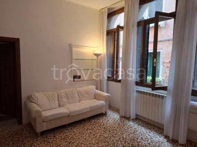 Appartamento in affitto a Venezia calle de la Ca' d'Oro, arredato, aria condizionata, cucina abitabile TrovaCasa