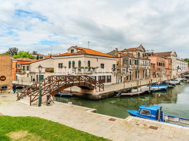 Appartamento in affitto a Venezia campo San Cosmo, arredato, giardino, travi a vista TrovaCasa