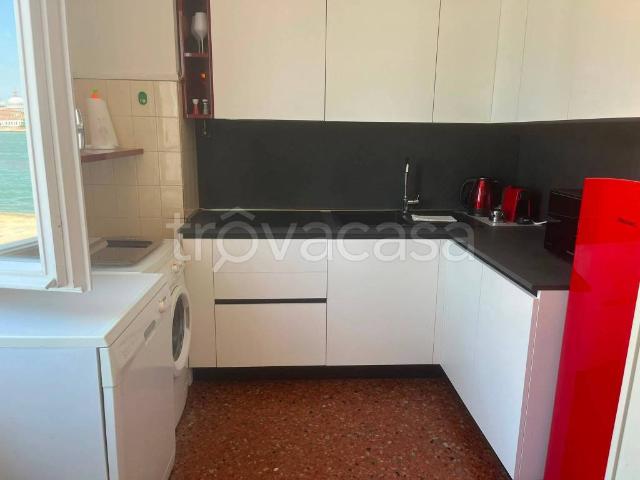 Appartamento in affitto a Venezia fondamenta San Biagio, arredato, vista mare, giardino condominiale TrovaCasa