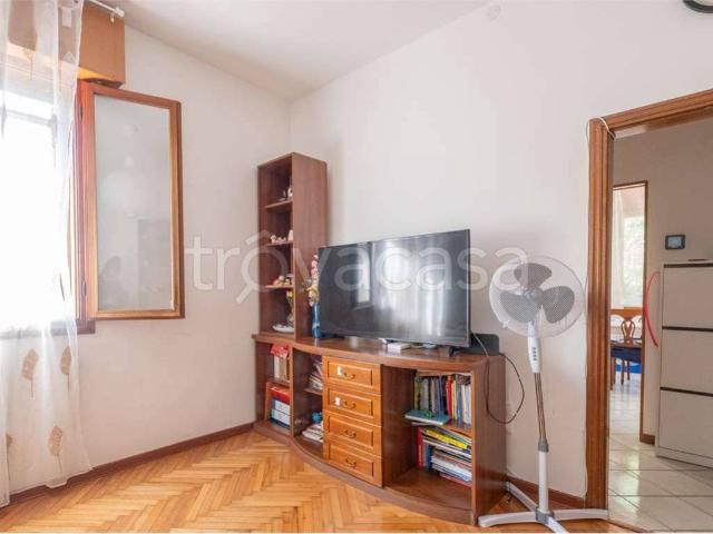 Appartamento in affitto a Venezia via piraghetto, arredato, giardino privato, box TrovaCasa