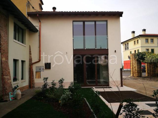 Appartamento in affitto a Verona via Bionde, giardino privato, posto auto, ristrutturato TrovaCasa