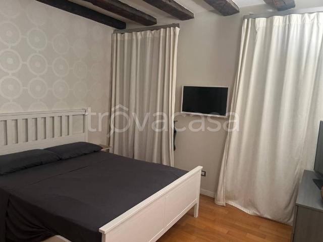 Appartamento in affitto a Verona via Sottoriva, arredato, immobile di prestigio, travi a vista TrovaCasa