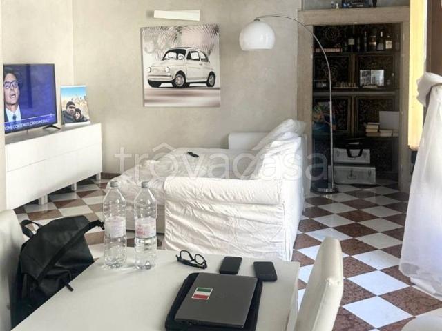 Appartamento in affitto a Verona via Ponte Pietra, arredato, riscaldamento autonomo, immobile di prestigio TrovaCasa