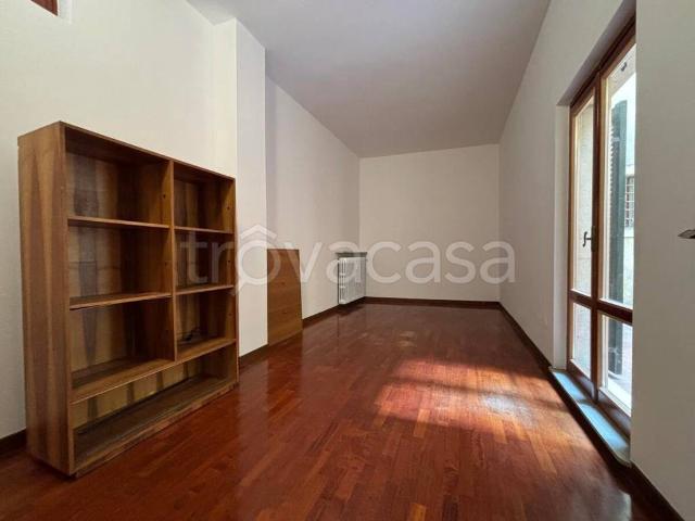 Appartamento in affitto a Verona vicolo Fontanelle Duomo, 8, giardino privato, terrazzo, parzialmente arredato TrovaCasa