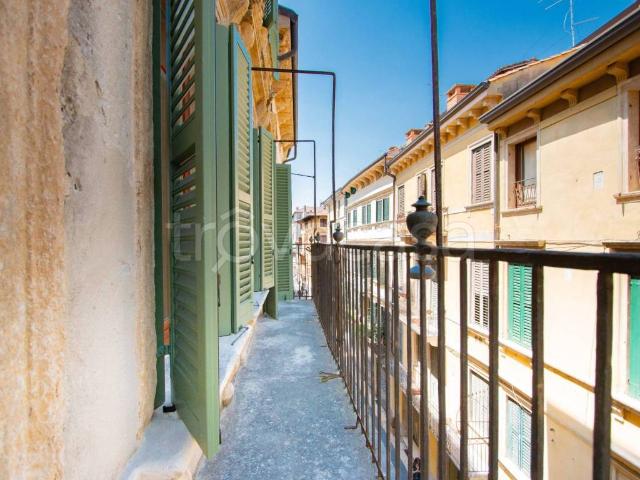 Appartamento in affitto a Verona corso Porta Borsari, 23, arredato, travi a vista, ristrutturato TrovaCasa