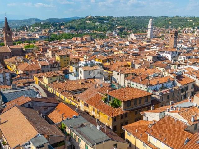 Appartamento in affitto a Verona galleria Pelliciai, terrazzo, parzialmente arredato, ascensore TrovaCasa