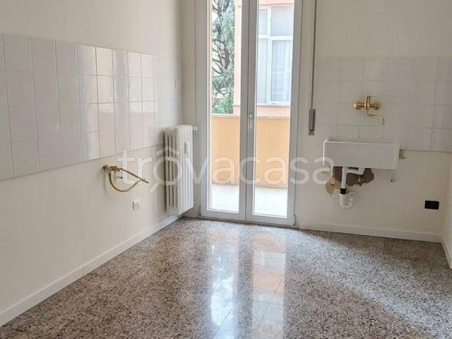 Appartamento in affitto a Verona lungadige Cangrande, 6, non arredato/vuoto, posto auto, ascensore TrovaCasa