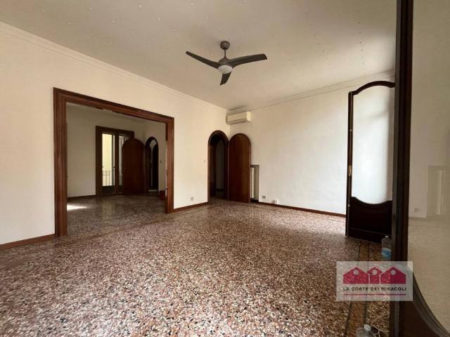Appartamento in affitto a Vicenza piazza delle erbe 19, terrazzo, aria condizionata, posto auto coperto TrovaCasa