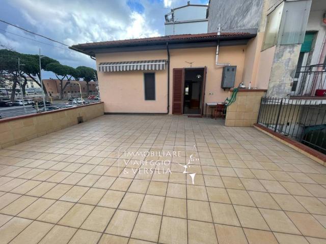 Appartamento in affitto a Viareggio via Mazzini, 280, arredato, terrazzo, balcone TrovaCasa
