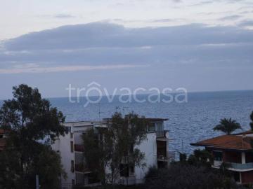 Appartamento in affitto ad Aci Castello via Angelo Musco, posto auto, terrazzo, parzialmente arredato TrovaCasa