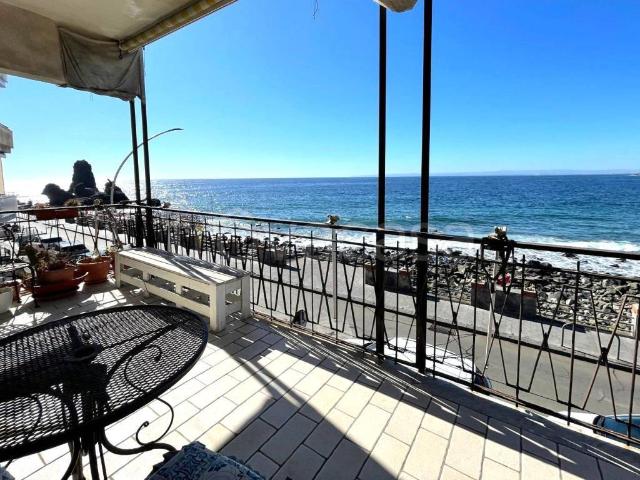 Appartamento in affitto ad Aci Castello via Lungomare Ciclopi, arredato, fronte mare, vista panoramica TrovaCasa