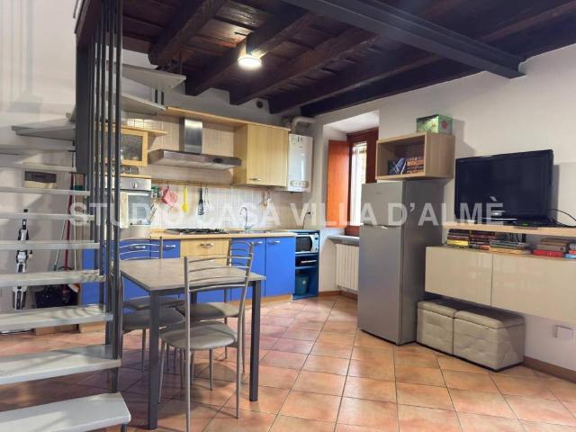 Appartamento in affitto ad Almenno San Bartolomeo via Fratelli Manzoni, arredato, travi a vista, angolo cottura TrovaCasa