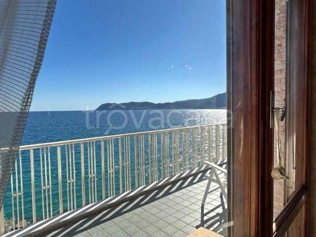 Appartamento in affitto ad Alassio passeggiata Luigi Cadorna, arredato, terrazzo, fronte mare TrovaCasa