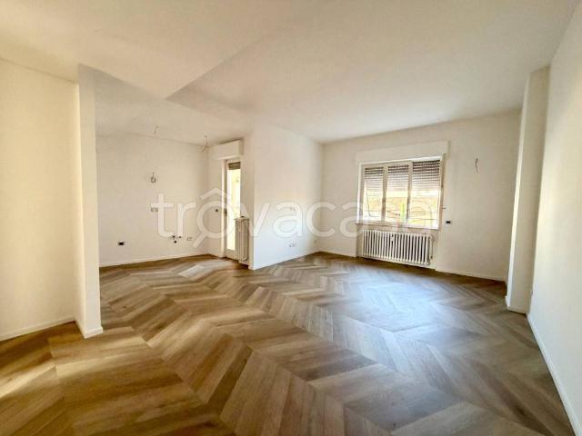 Appartamento in affitto ad Alba via Camillo Benso di Cavour, terrazzo, parzialmente arredato, ascensore TrovaCasa