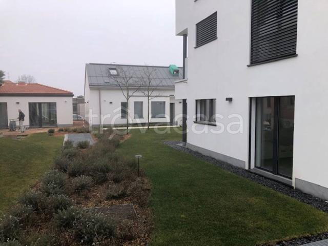 Appartamento in affitto ad Albizzate via Vittorio Veneto, giardino privato, parzialmente arredato, lavatrice TrovaCasa