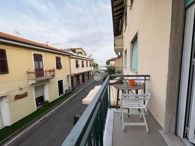 Appartamento in affitto ad Ameglia via c. A. Fabbricotti, 220, arredato, centrale, balcone TrovaCasa
