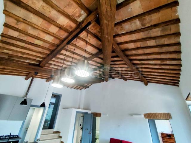 Appartamento in affitto ad Amelia via Giuseppe Garibaldi, arredato, travi a vista, ultimo piano TrovaCasa