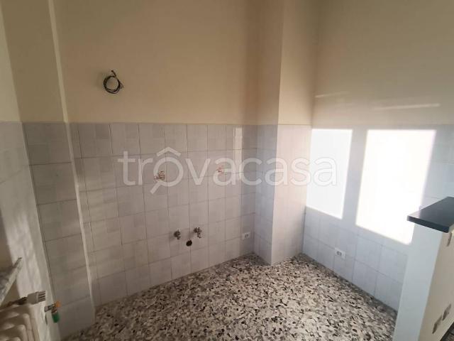 Appartamento in affitto ad Asti via Michele Giusta, 7, non arredato/vuoto, terrazzo, ristrutturato TrovaCasa