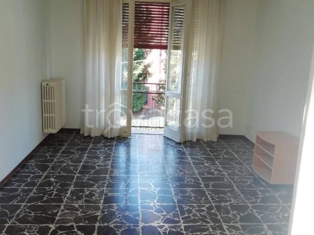 Appartamento in affitto ad Arona, non arredato/vuoto, terrazzo, doppia esposizione TrovaCasa
