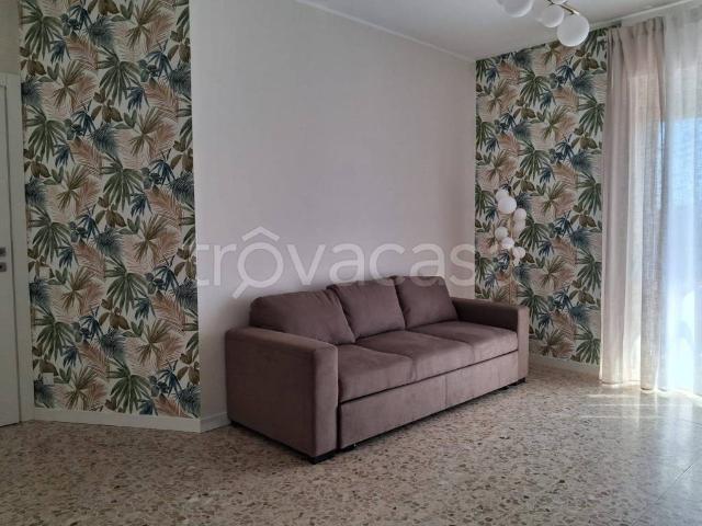 Appartamento in affitto ad Arona via Vittorio Veneto, arredato, box, ascensore TrovaCasa