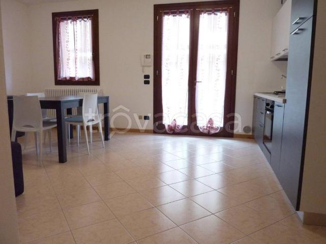 Appartamento in affitto ad Arcade via Corazzin, giardino privato, box, centrale TrovaCasa