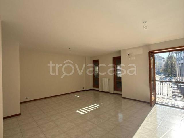 Appartamento in affitto ad Avellino piazza Alfredo De Marsico, non arredato/vuoto, centrale, balcone TrovaCasa