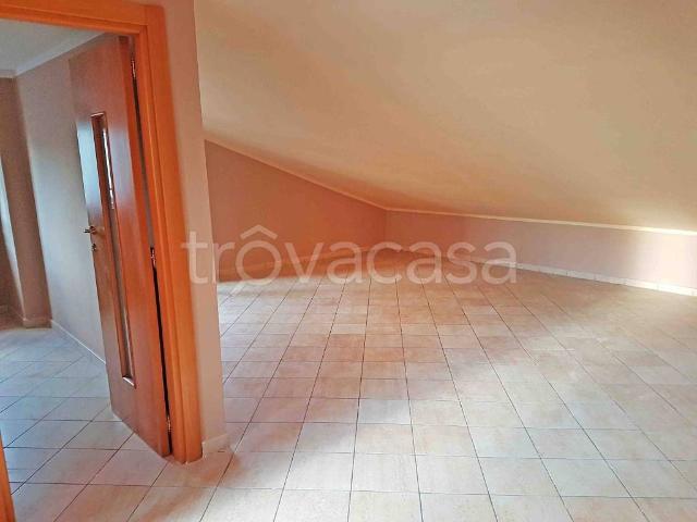 Appartamento in affitto ad Aversa viale della Libertà, non arredato/vuoto, posto auto, mansarda TrovaCasa