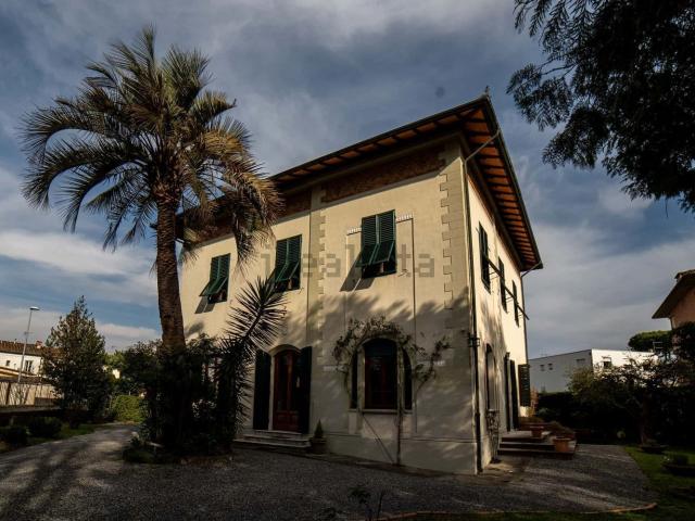 Appartamento in affitto di 463 m² in Via Jacopo della Quercia, 302