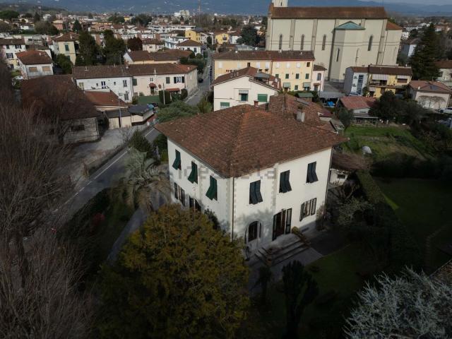 Appartamento in affitto di 463 m² in Via Jacopo della Quercia, 302