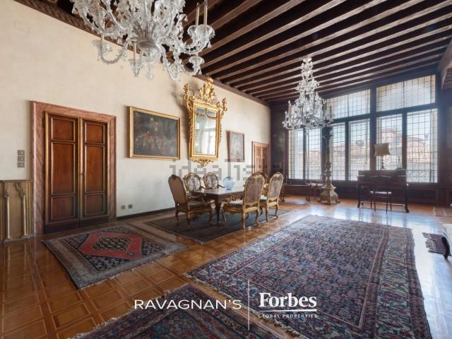 Appartamento in affitto di 485 m² in Calle de la Canonica, 338