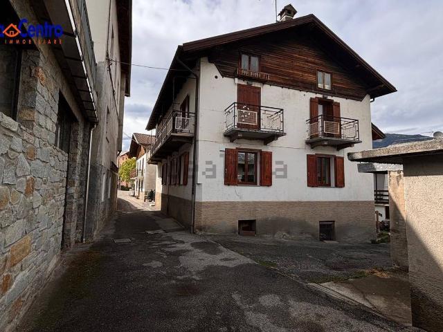 Appartamento in affitto di 80 m² in Frazione Capoluogo, 166