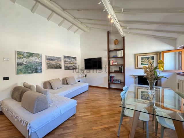 Appartamento in affitto di 80 m² in Via Varese